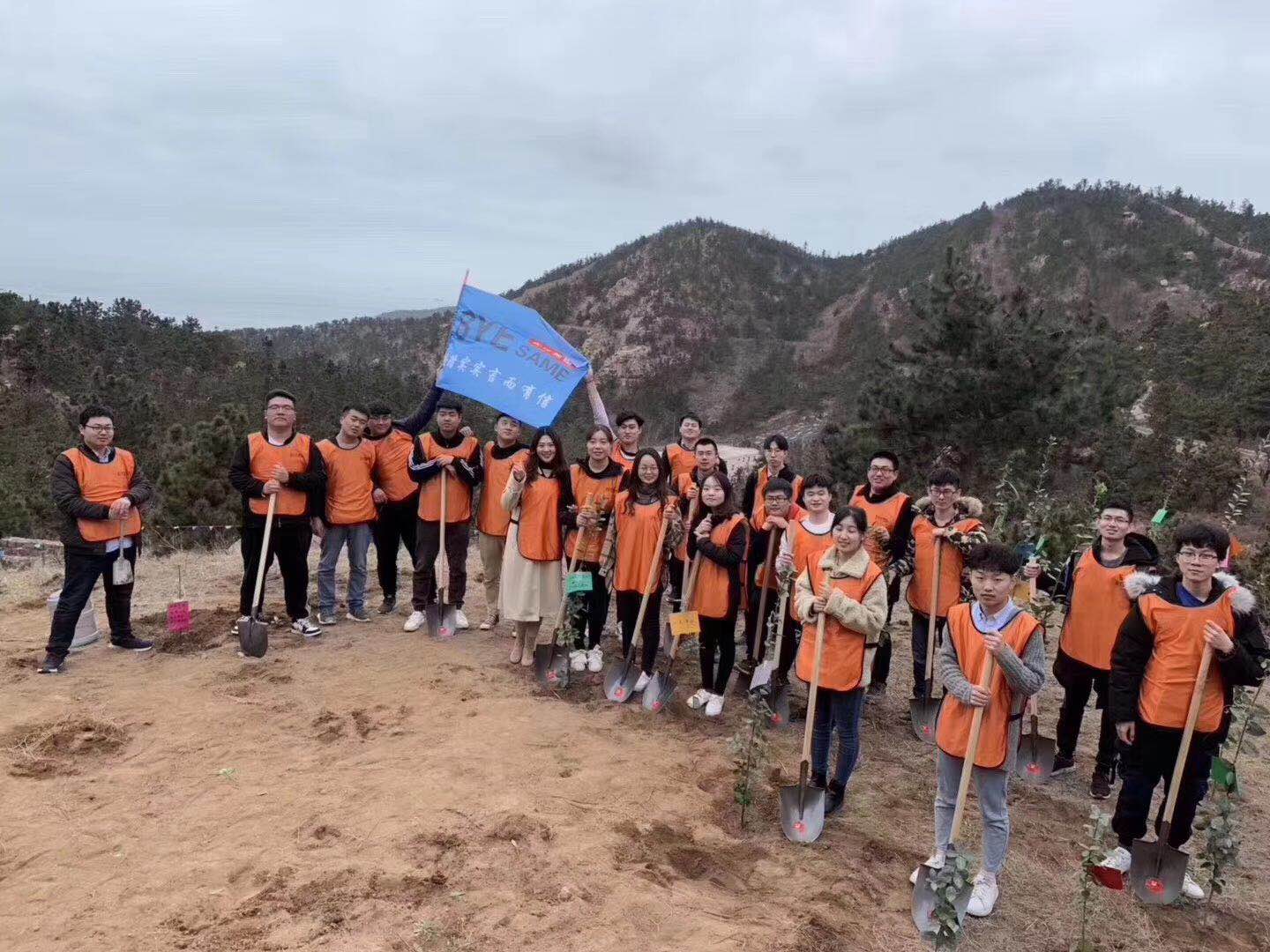 杉果伙伴参加公益植树活动